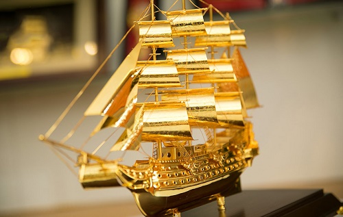 mô hình thuyền buồm là món quà ý nghĩa giúp bạn giải đáp khai trương tặng quà gì